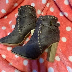 Venus boots brand new